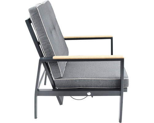 Gartensessel mit grauen Polstern und Holzarmlehnen