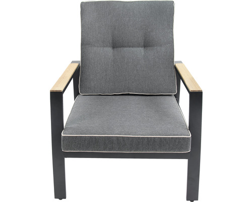 Gartenstuhl mit grauen Auflagen und Armlehnen aus Holz