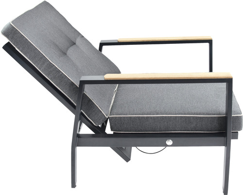 Verstellbarer Sessel mit grauen Polstern und hellem Holzarm