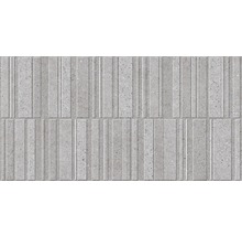 Graue Betonpflastersteine mit länglichen Rillen