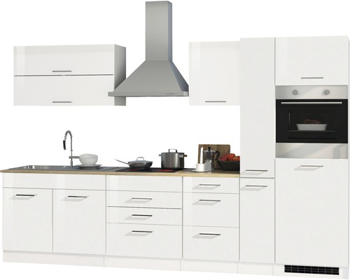 Cuisine équipée avec meubles hauts, évier, plaque de cuisson, hotte aspirante et four.