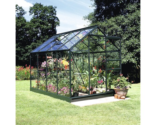 Gewächshaus mit Pflanzen im Garten.