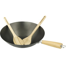Wok mit zwei Holzlöffeln