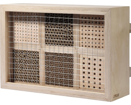 Hôtel à insectes en bois avec grillage métallique