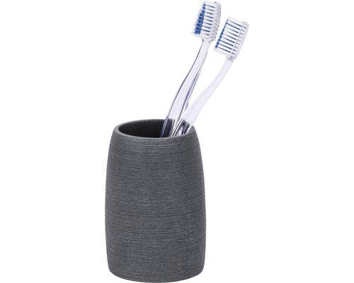 Brosses à dents dans un gobelet à brosse à dents