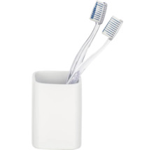 Deux brosses à dents dans un gobelet à brosse à dents blanc