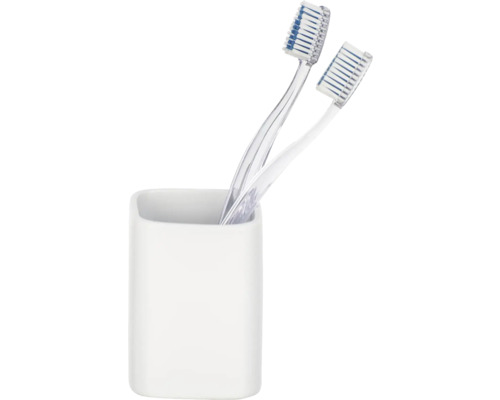 Deux brosses à dents dans un gobelet à brosse à dents blanc