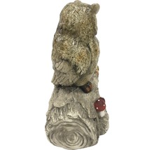 Eulenfigur auf Baumstumpf mit Pilz als Gartendekoration