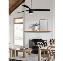 Salon avec ventilateur de plafond, table en bois et chaises.