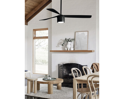 Salon avec ventilateur de plafond, table en bois et chaises.