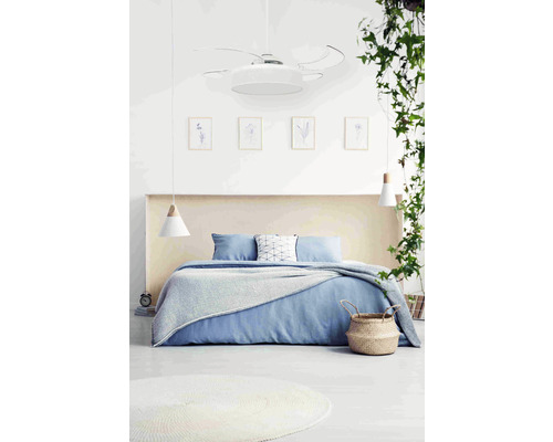 Helles Schlafzimmer mit Deckenventilator, Bett und Dekoration