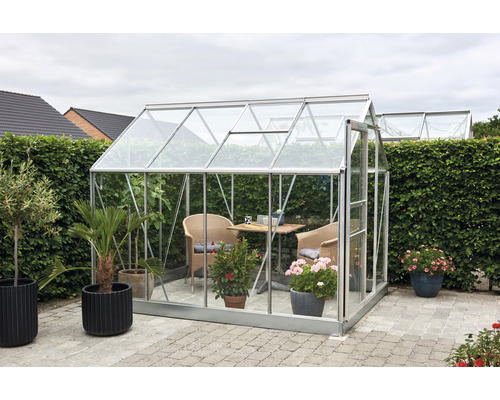 Gewächshaus Halls Popular 86 Sicherheitsglas 3 mm 193 x 257 cm aluminium Gewächshaus mit Pflanzen und Sitzgruppe im Garten