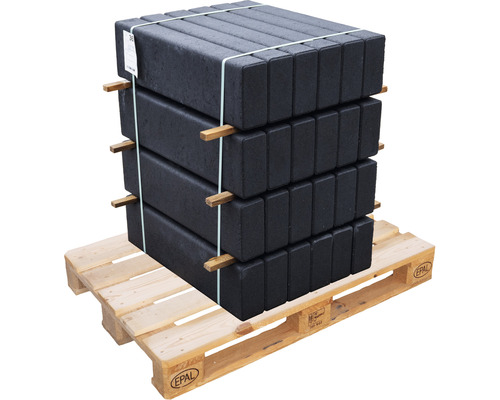 Blocs de plantation en béton empilés sur une palette