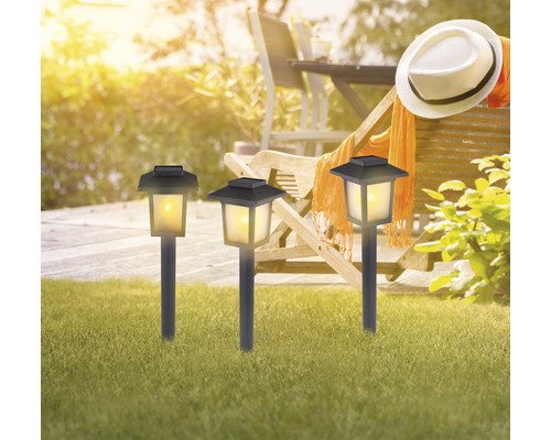 Drei Solarleuchten mit Erdspieß im Garten