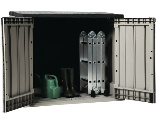 Geöffnete Gartenbox gefüllt mit Giesskanne, Gummistiefeln und Leiter