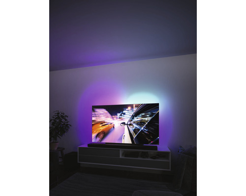 Wohnzimmer mit Fernseher, Soundbar und indirekter Beleuchtung