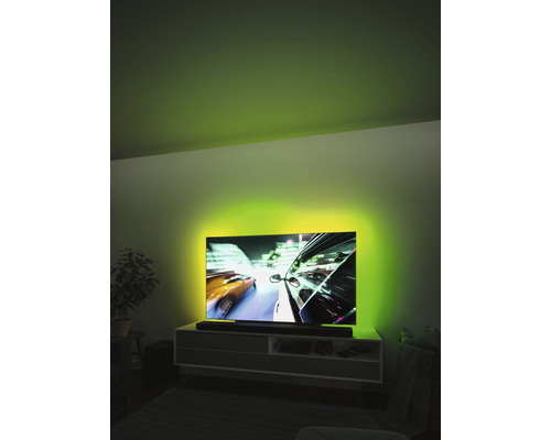 Fernseher mit Hintergrundbeleuchtung in einem Wohnzimmer