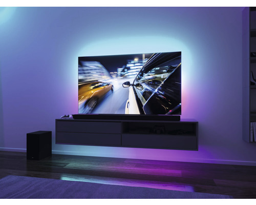 Wohnzimmer mit Fernseher, Soundbar und Subwoofer