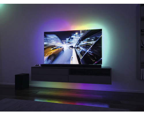 Wohnzimmer mit Fernseher und Ambientebeleuchtung