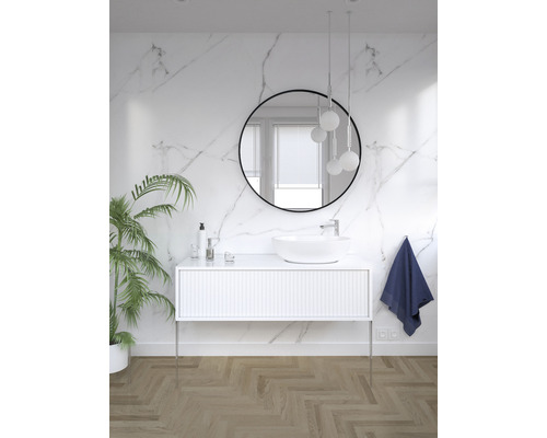 Salle de bain lumineuse avec meuble-lavabo, miroir, lampe et décoration