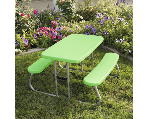 Table de pique-nique verte pour enfants avec bancs dans le jardin.