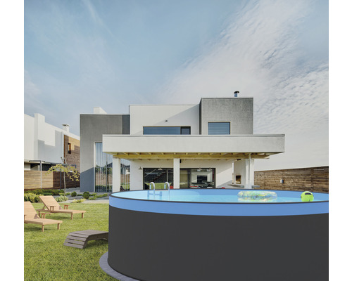 Piscine hors sol dans le jardin avec chaises longues et maison