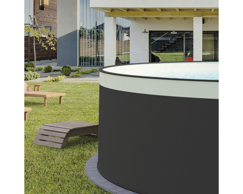 Piscine ronde dans le jardin avec chaises longues