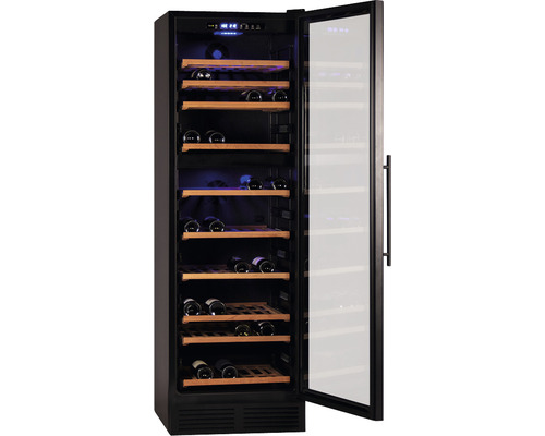 Weinlagerschrank mit offener Glastür und Holzregalen zur Lagerung von Weinflaschen