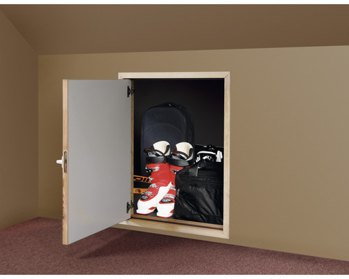 Placard intégré avec équipement de ski tel que chaussures de ski, skis et sacs