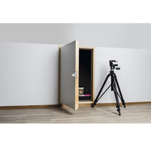 Porte de grenier ouverte avec des objets à l''intérieur et un trépied devant le mur