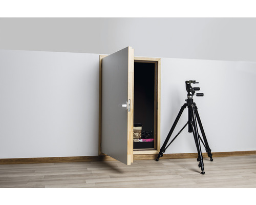 Porte de grenier ouverte avec des objets à l''intérieur et un trépied devant le mur