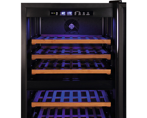 Vue intérieure d''une cave à vin avec des étagères en bois et une commande numérique