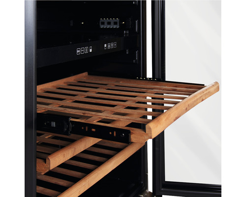 Weinkühlschrank mit herausgezogenen Holzregalen für die Weinlagerung