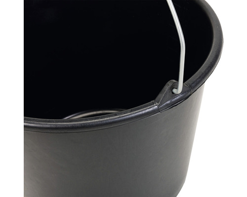 Vue détaillée d'un seau noir avec une anse en métal