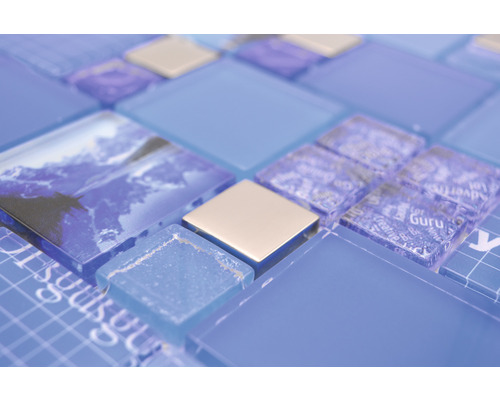 Gros plan de carreaux de mosaïque de verre bleus avec différents motifs