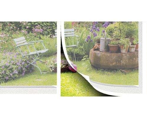 Scène de jardin avec chaises, table en pierre, fleurs et arrosoir