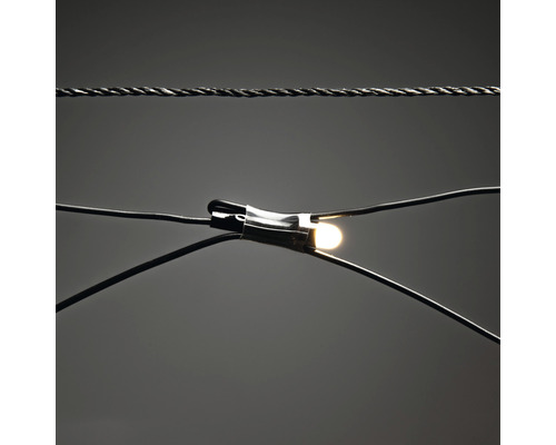 Gros plan d''une guirlande lumineuse avec une ampoule allumée