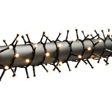 Lichterkette mit warmweissen Lichtern um einen Pfosten gewickelt
