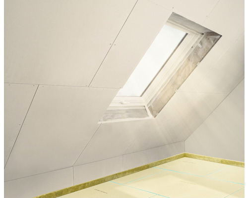 Aménagement des combles avec plaques de plâtre et fenêtre de toit