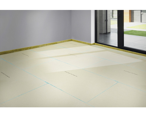 Intérieur avec panneaux isolants sur le sol et bandes d''isolation des bords contre le mur