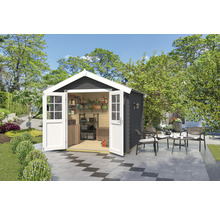 Abri de jardin avec portes ouvertes, étagères et outils de jardin à l''intérieur, entouré de pelouse et de mobilier de jardin