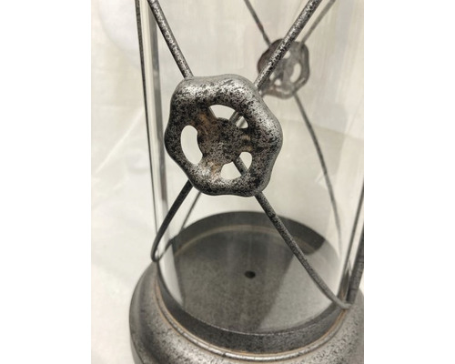 Detailaufnahme einer Petroleumlampe mit Metallgestell und Glaskörper