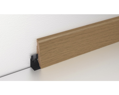 Plinthe en bois avec clip de fixation sur un mur