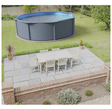 Gartenszene mit Aufstellpool, Esstisch und Gartenmöbeln auf einer Terrasse