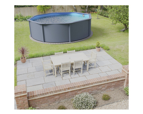 Gartenszene mit Aufstellpool, Esstisch und Gartenmöbeln auf einer Terrasse