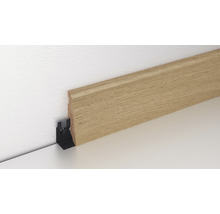 Plinthe en bois avec clip de fixation sur un mur