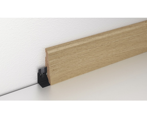 Plinthe en bois avec clip de fixation sur un mur