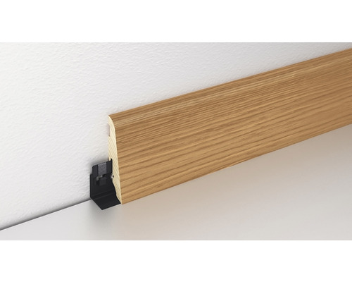 Plinthe aspect bois avec fixation par clip au mur
