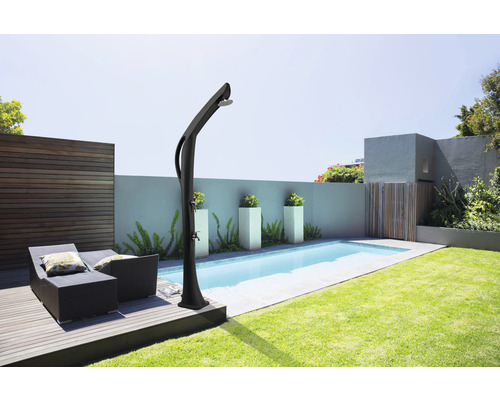 Szene eines Gartens mit Pool, Liegestühlen und einer Gartendusche.