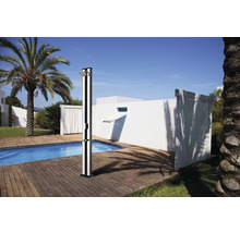 Douche d''extérieur à côté d''une piscine sur une terrasse en bois